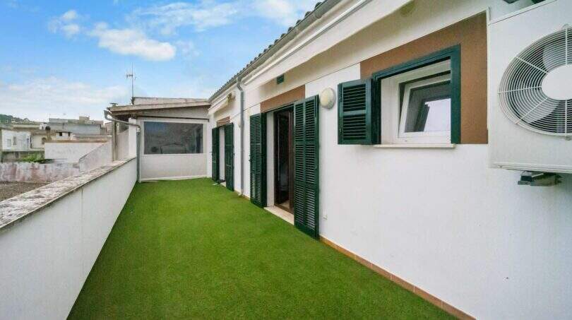 Roof terrace with artificial turf area, green shutters and air conditioning in Felanitx
