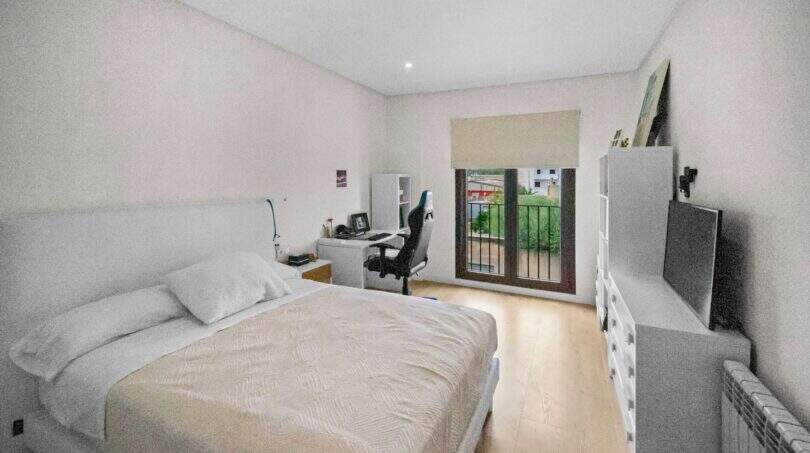 Bright bedroom with double bed, desk, TV and balcony access in house in Felanitx
