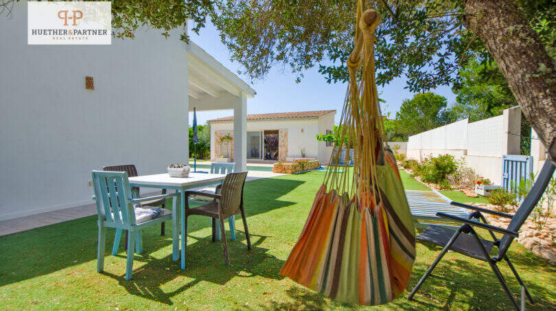Gepflegter Garten mit Hängestuhl, Essbereich & Pool eines Einfamilienhauses in Sa Ràpita nahe Es Trenc.