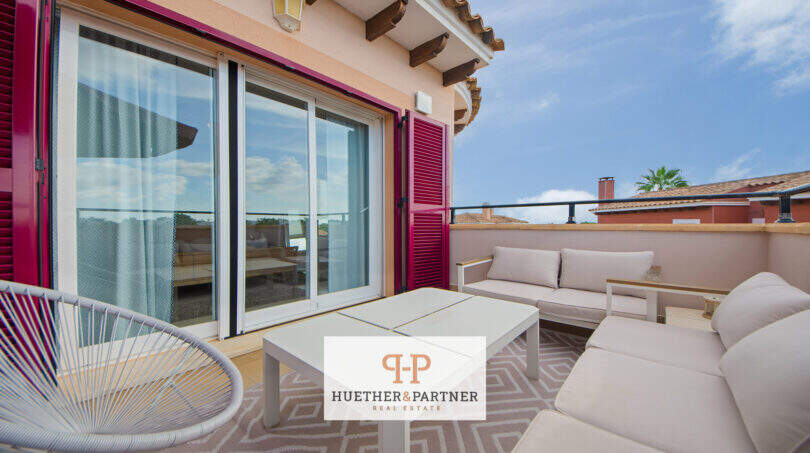 Sonnige Dachterrasse mit Lounge-Möbeln, Glasschiebetüren und Meerblick in ruhiger Lage in Cala Murada