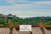 Dachterrasse einer Mallorca-Wohnung mit Ziegeldach, Meerblick und üppiger mediterraner Vegetation