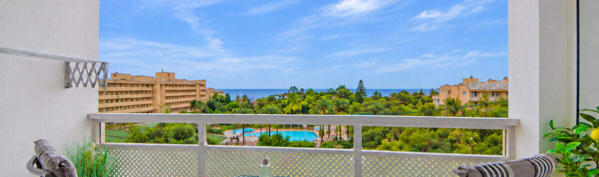 Sonniger Balkon mit Meerblick, Pool und Grünanlage in der 5. Etage einer Wohnung in Cales de Mallorca