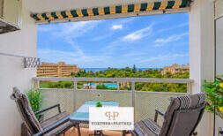 Sonniger Balkon mit Meerblick, Pool und Grünanlage in der 5. Etage einer Wohnung in Cales de Mallorca