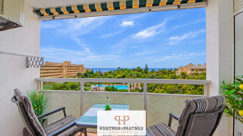 Sonniger Balkon mit Meerblick, Pool und Grünanlage in der 5. Etage einer Wohnung in Cales de Mallorca