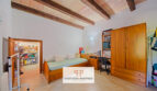 Schlafzimmer der Finca Felanitx mit Holzbalkendecke, Einzelbett, Schreibtisch und Einbauschrank
