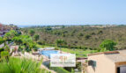 Poolanlage einer Wohnanlage in Cales de Mallorca mit Meerblick, umgeben von mediterraner Vegetation