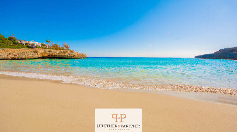 Türkisfarbene Bucht mit Sandstrand in Cales de Mallorca, Meerblick von der Wohnung in der 5. Etage