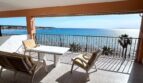 Überdachte Terrasse der Meereslinie-Wohnung in El Arenal mit Lounge-Möbeln und direktem Meerblick.