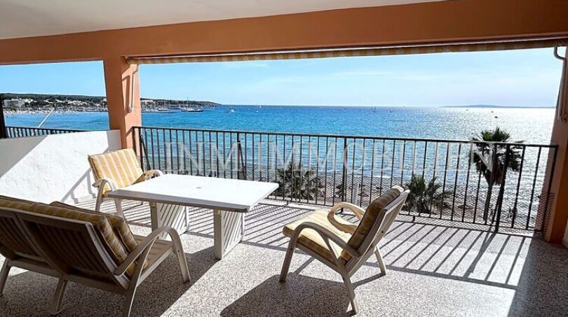Überdachte Terrasse der Meereslinie-Wohnung in El Arenal mit Lounge-Möbeln und direktem Meerblick.