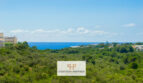 Panoramablick auf Mittelmeer und grüne Landschaft von Cales de Mallorca, Wohnanlage mit Meerblick sichtbar.