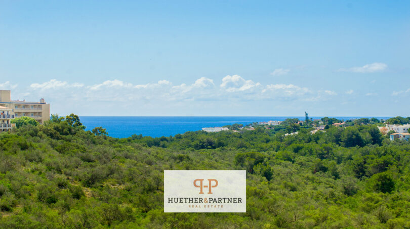 Panoramablick auf Mittelmeer und grüne Landschaft von Cales de Mallorca, Wohnanlage mit Meerblick sichtbar.