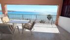 Überdachte Terrasse mit Meerblick, Loungемöbeln und Palmen in Erstlinienwohnung El Arenal, Mallorca