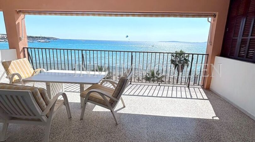 Überdachte Terrasse mit Meerblick, Loungемöbeln und Palmen in Erstlinienwohnung El Arenal, Mallorca