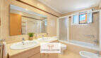 Helles Badezimmer mit Doppelwaschbecken, Badewanne, Dusche und Bidet im Haus in Cala Murada