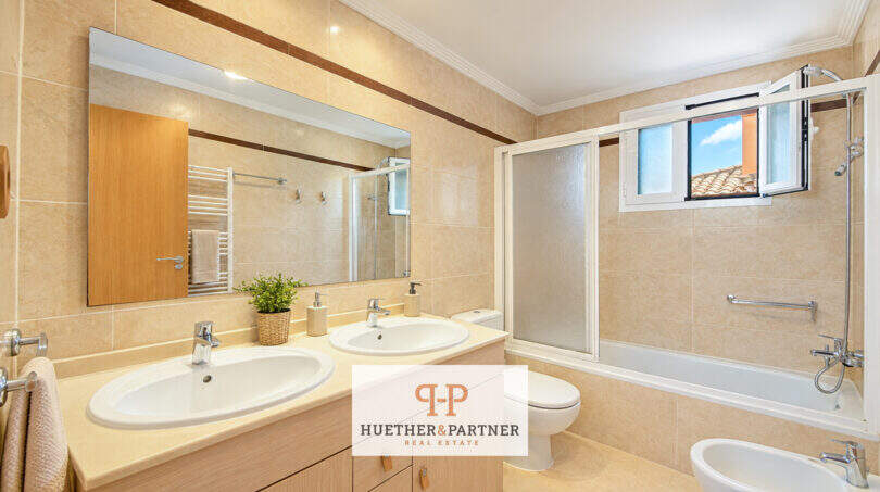 Helles Badezimmer mit Doppelwaschbecken, Badewanne, Dusche und Bidet im Haus in Cala Murada