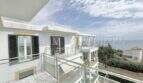 Großzügige Penthouse-Terrasse mit Glasgeländer und atemberaubendem Meerblick in Cala Pi