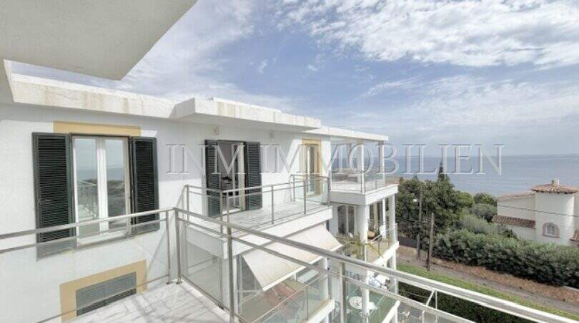 Großzügige Penthouse-Terrasse mit Glasgeländer und atemberaubendem Meerblick in Cala Pi