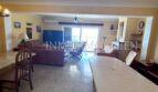 Geräumiges Wohnzimmer mit Essbereich, Sofagarnitur und Balkonzugang mit Meerblick in El Arenal