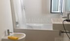 Cuarto de baño luminoso del ático en Bendinat con bañera, bidet y grifería moderna