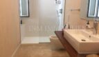 Moderno cuarto de baño del ático en Bendinat con ducha a ras de suelo, bidet y elegante lavabo.