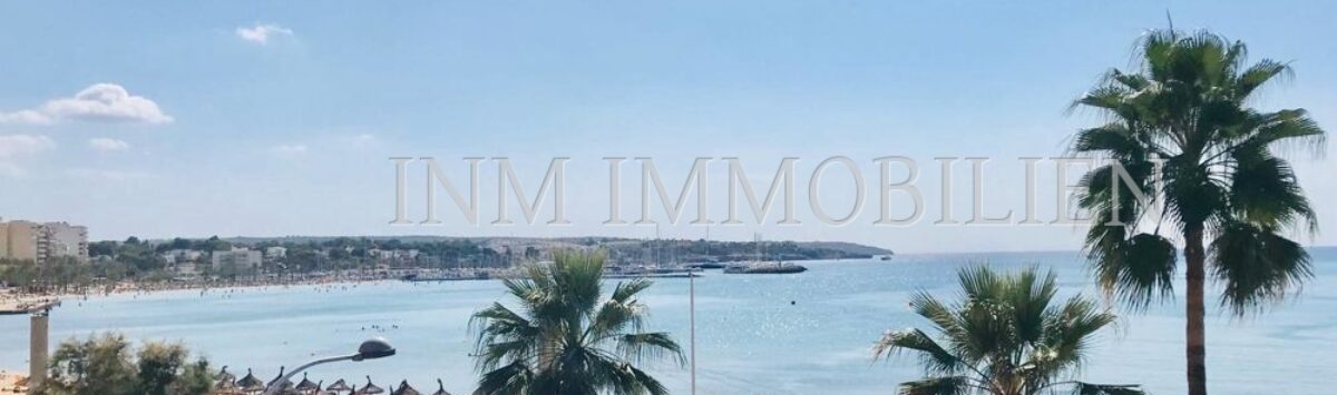Meerblick-Wohnung in El Arenal: Panoramablick auf Strand, Palmen und türkisblaues Mittelmeer in Palma.