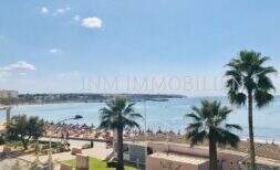 Meerblick-Wohnung in El Arenal: Panoramablick auf Strand, Palmen und türkisblaues Mittelmeer in Palma.