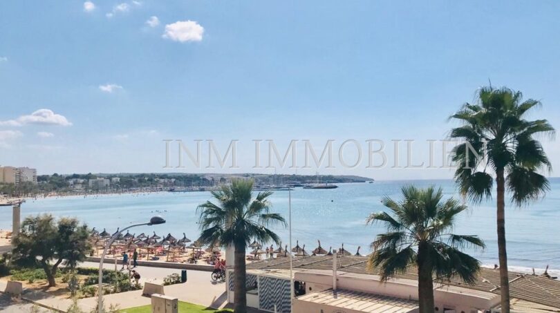 Meerblick-Wohnung in El Arenal: Panoramablick auf Strand, Palmen und türkisblaues Mittelmeer in Palma.