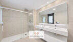 Modernes Badezimmer im Penthouse Colonia de Sant Jordi mit Doppelwaschbecken und begehbarer Glasdusche