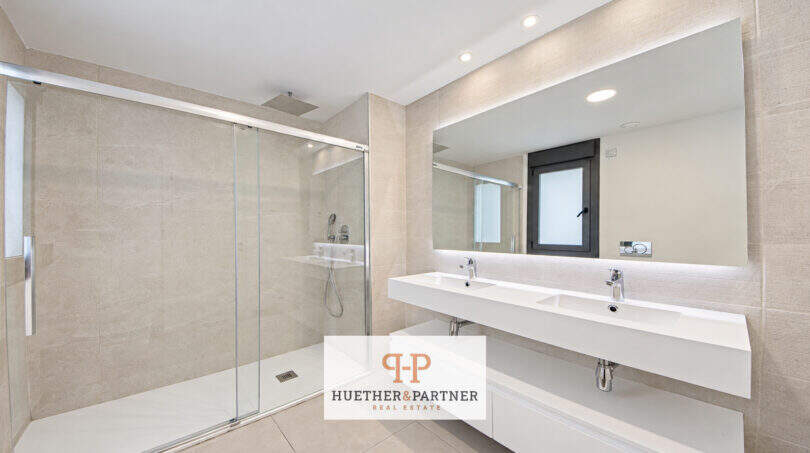 Modernes Badezimmer im Penthouse Colonia de Sant Jordi mit Doppelwaschbecken und begehbarer Glasdusche