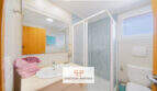 Helles Badezimmer mit Duschkabine, Waschbecken und WC im Haus in Cala Murada