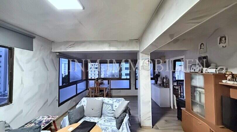 Helles Wohnzimmer mit Sofa, Holzboden und großen Fenstern in Strandnähe, El Arenal, Palma de Mallorca