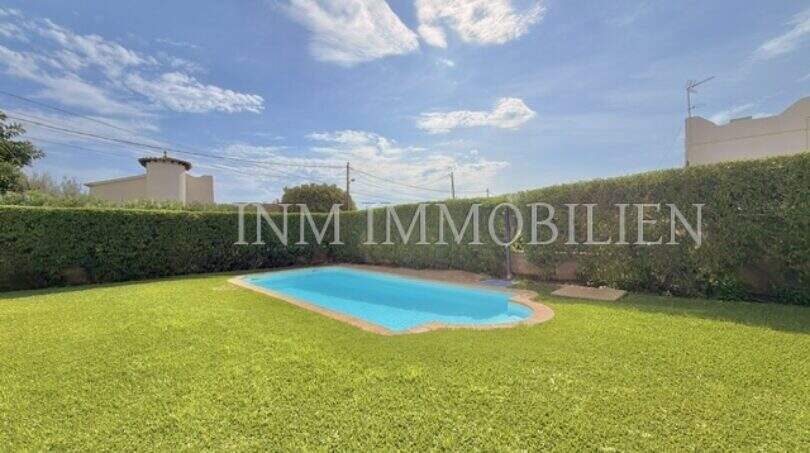 Gepflegter Gemeinschaftsgarten mit Pool und Hecke im Penthouse-Komplex in Cala Pi