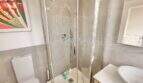 Modernes Badezimmer mit Glasdusche, WC und Marmor-Waschbecken in Maisonette-Wohnung in Son Armadans, Palma