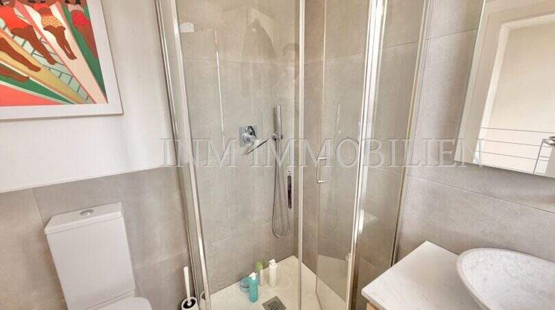 Modernes Badezimmer mit Glasdusche, WC und Marmor-Waschbecken in Maisonette-Wohnung in Son Armadans, Palma