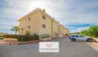 Außenansicht eines gelben Mehrfamilienhauses in Cales de Mallorca mit gepflegter Grünanlage und ruhiger Wohnstraße.