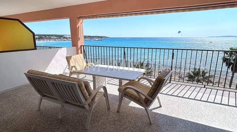 Überdachte Terrasse mit Meerblick, Sitzgruppe und Balkon in Strandnähe, El Arenal Palma