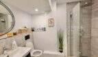 Modernes Badezimmer mit Glasdusche, WC und Waschtisch in renovierter Mietwohnung an der Playa de Palma