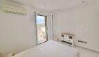 Helles Schlafzimmer mit Klimaanlage, Balkon und Meerblick im Penthouse Cala Pi