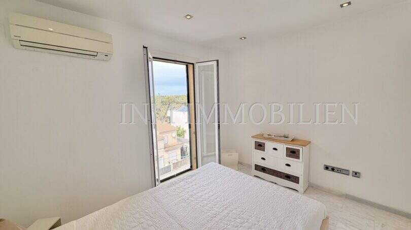 Helles Schlafzimmer mit Klimaanlage, Balkon und Meerblick im Penthouse Cala Pi