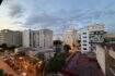 Abendlicher Blick vom Balkon über die Dächer von El Arenal, Palma de Mallorca, mit belebter Straße und Stadtpanorama.