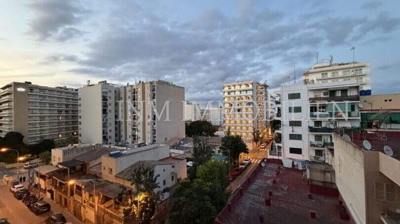 Abendlicher Blick vom Balkon über die Dächer von El Arenal, Palma de Mallorca, mit belebter Straße und Stadtpanorama.