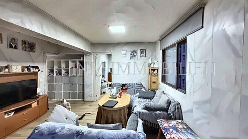 Wohnzimmer mit Sofa, TV und Bücherregal in Stranднähe-Wohnung El Arenal, Palma de Mallorca