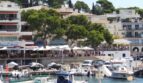 Hafenpromenade Cala Ratjada mit Restaurants, Booten und mediterraner Architektur direkt am Wasser