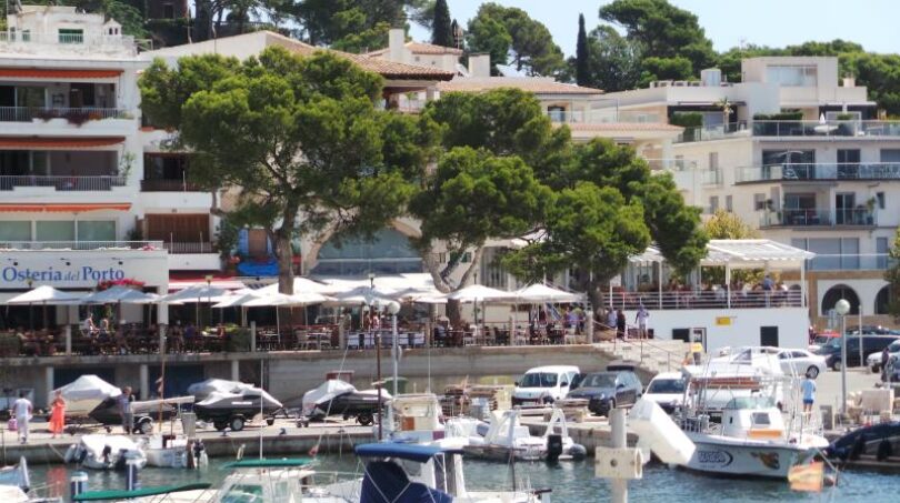 Hafenpromenade Cala Ratjada mit Restaurants, Booten und mediterraner Architektur direkt am Wasser