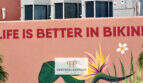 Buntes Wandgemälde mit Schriftzug Life is Better in Bikini, tropische Blumen, Penthouse Colonia de Sant Jordi
