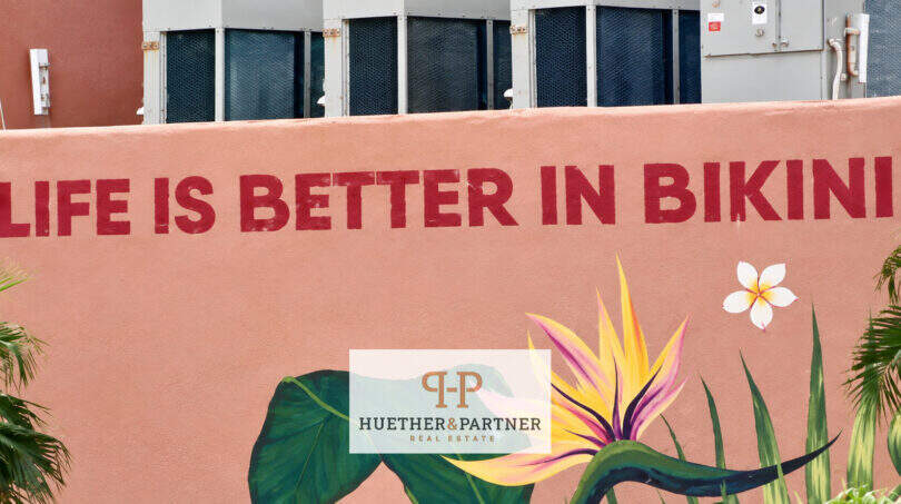 Buntes Wandgemälde mit Schriftzug Life is Better in Bikini, tropische Blumen, Penthouse Colonia de Sant Jordi