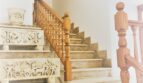 Elegante Marmortreppe mit Holzgeländer und Reliefverzierungen im Treppenhaus der Mietwohnung in Cala Ratjada