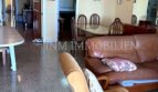 Geräumiges Wohnzimmer mit Ledersofa, Esstisch und Terrazzoböden in Meereslinie-Wohnung El Arenal