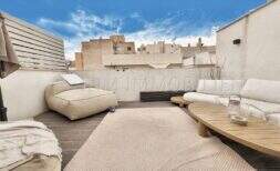 Dachterrasse mit Holzboden, Lounge-Möbeln und Stadtblick der modernen Maisonette-Wohnung in Son Armadans, Palma