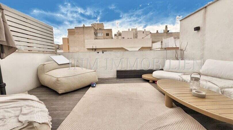 Dachterrasse mit Holzboden, Lounge-Möbeln und Stadtblick der modernen Maisonette-Wohnung in Son Armadans, Palma